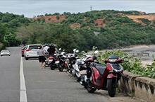 Nguy cơ mất an toàn giao thông trên dốc dài Phan Thiết vì người dân tập trung chụp ảnh ven đường