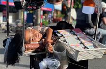 TP.HCM: Người phụ nữ trên xe lăn và nụ cười chống lại số phận