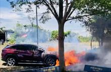 Quảng Trị: Xe ô tô Hyundai TucSon bất ngờ bốc cháy giữa trưa nắng
