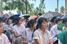 “Giao thông xanh” đến Tây Hải Phòng, trao 500 mũ bảo hiểm cho học sinh THCS Đồng Cẩm