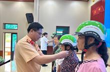 Chặng thứ 5 của “Giao thông xanh”: 600 mũ bảo hiểm trao tại xã Vĩnh Thuận, Hải Phòng
