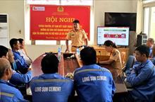 Thanh Hoá: CSGT tuyên truyền pháp luật cho đội ngũ lái xe Công ty xi măng Long Sơn