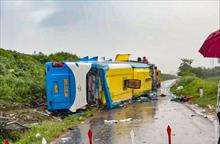 Xe khách lao khỏi cao tốc Pháp Vân - Cầu Giẽ, 4 người tử vong