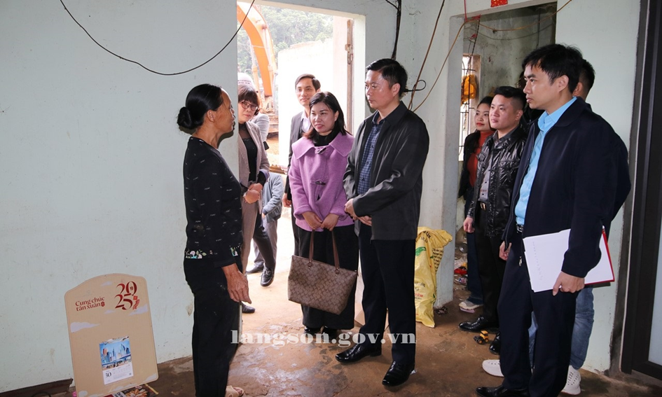 Phó Chủ tịch UBND tỉnh Lạng Sơn Đinh Hữu Học thăm hỏi, động viên một hộ dân thuộc phường Đông Kinh đang di dời, bàn giao mặt bằng thực hiện dự án