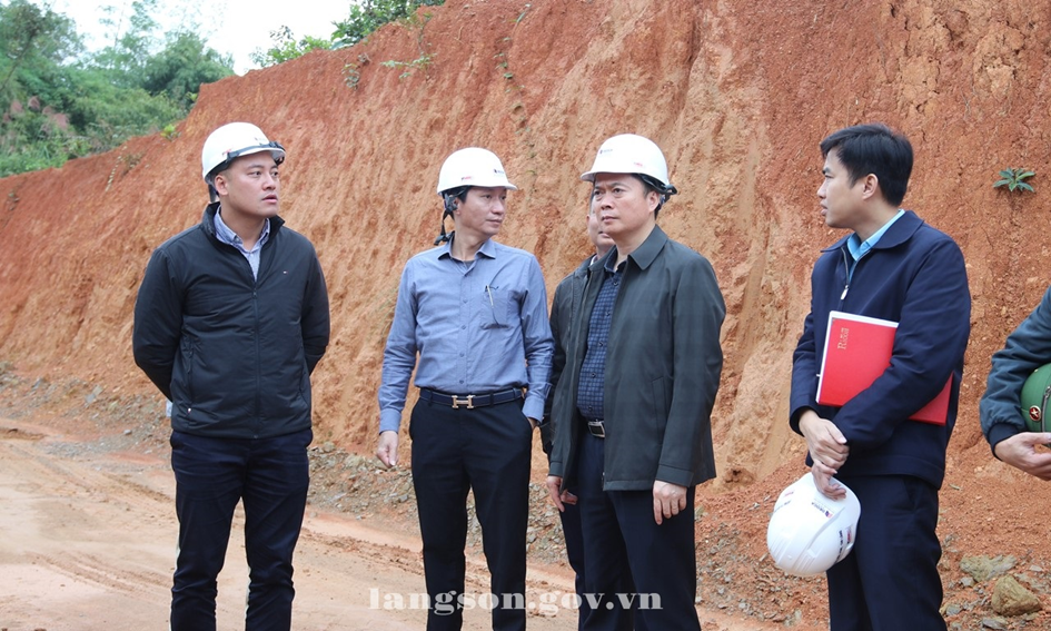 Ông Đinh Hữu Học- Phó Chủ tịch UBND tỉnh Lạng Sơn kiểm tra dự án cao tốc cửa khẩu Hữu Nghị - Chi Lăng.