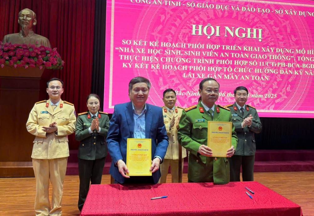 Quang cảnh lễ ký kết giữa Công an tỉnh và Sở GDĐT Bắc Ninh