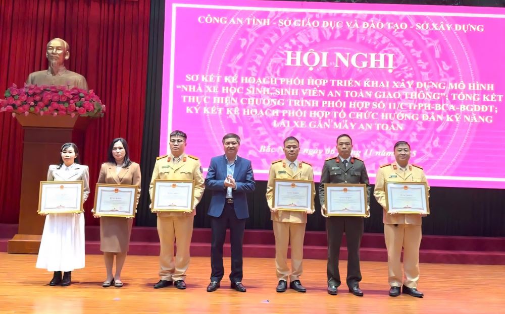 Nhiều tâjp thể, cá nhân của tỉnh Bắc Ninh được khen thưởng về thành tích xuắt sắc trong tuyên truyền đảm bảo ATGT học đường