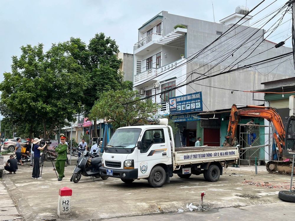 Các lực lượng chức năng của UBND xã Tân Yên tiến hành giải tỏa hành lang ATGT tại phố Bùi