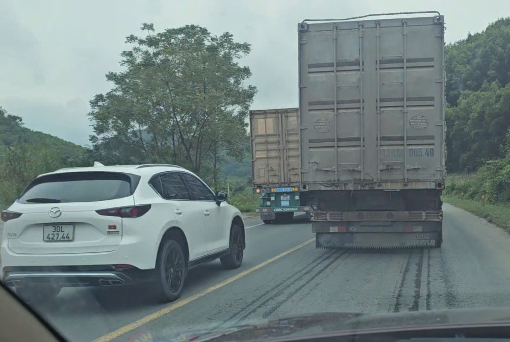 Trên QL1A, đoạn thuộc xã Chi Lăng thường xuyên xuất hiện tình trạng xe container, xe con đi sai phần đường- làn đường, vượt ẩu...(Ảnh: Phương Nam -24/10/2025) 