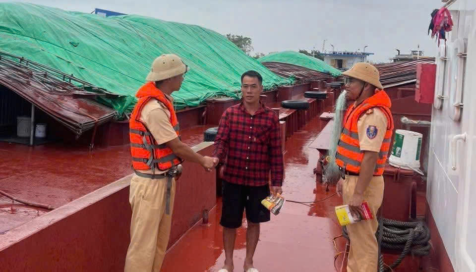 CSGT đường thủy Bắc Ninh tuyên truyền cho thuyền viên