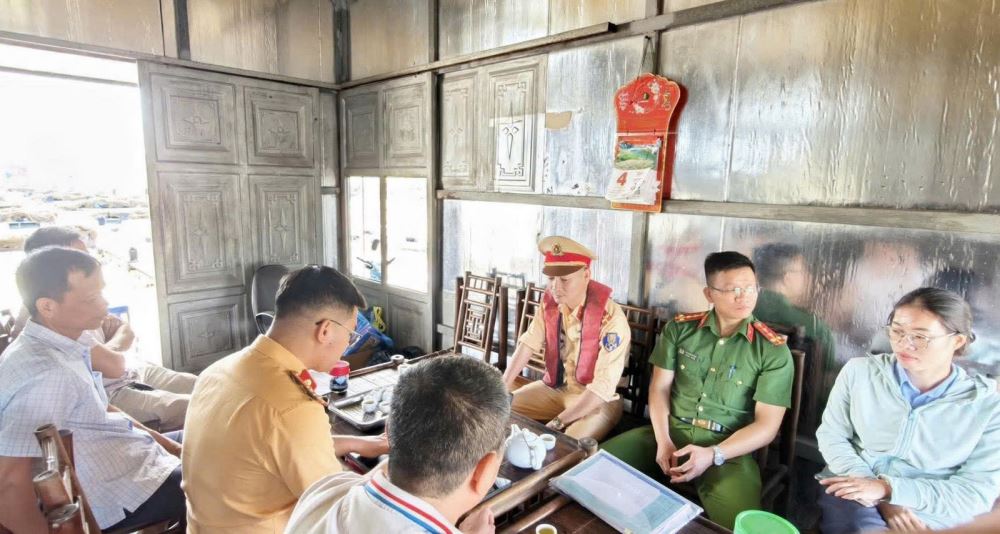 CSGT đường thủy (CA tỉnh Bắc Ninh) tuyên truyền và yêu cầu một chủ bến bãi ký cam kết không vi phạm trong hành lang đê điều