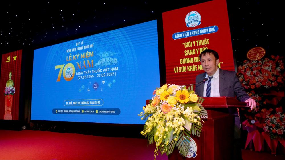 GS.TS Phạm Như Hiệp - Giám đốc Bệnh viện Trung ương Huế phát biểu tại buổi lế.