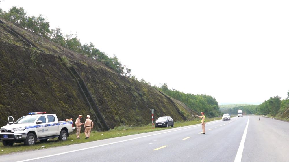 Trạm Cảnh sát giao thông Công an Phú Lộc kiểm tra phương tiện trên tuyến Quốc lộ 1A.