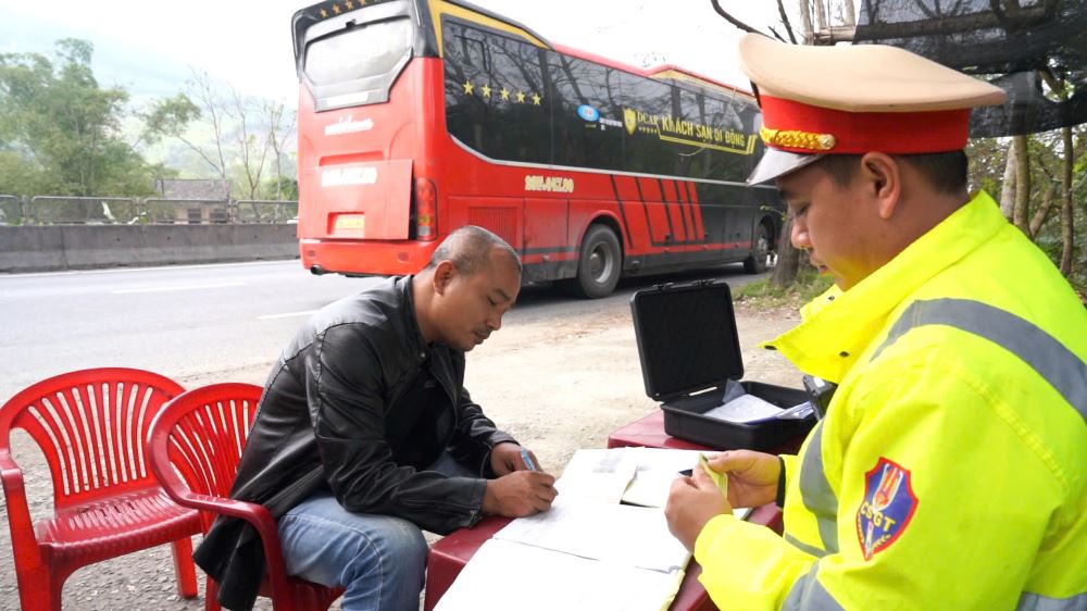 Trạm Cảnh sát giao thông Công an Phú Lộc kiểm tra phương tiện trên đường Hồ Chí Minh đoạn qua Cao tốc La Sơn – Túy Loan.