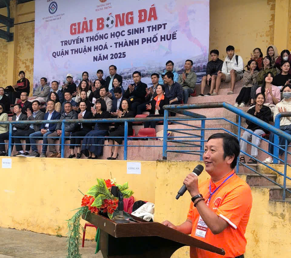 Thầy giáo Lê Triều Sơn - Hiệu trưởng trường THPT Hai Bà Trưng - Trưởng Ban Tổ chức Giải bóng đá truyền thống học sinh THPT TP Huế, cụm Quận Thuận Hóa lần thứ V năm 2025 phát biểu tại Lễ khai mạc.