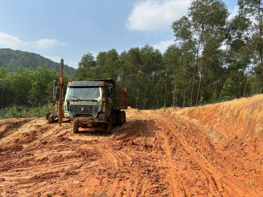 Công ty CP khai thác đá Thừa Thiên Huế đào đào đất, phá vỡ nguyên trạng con đường.