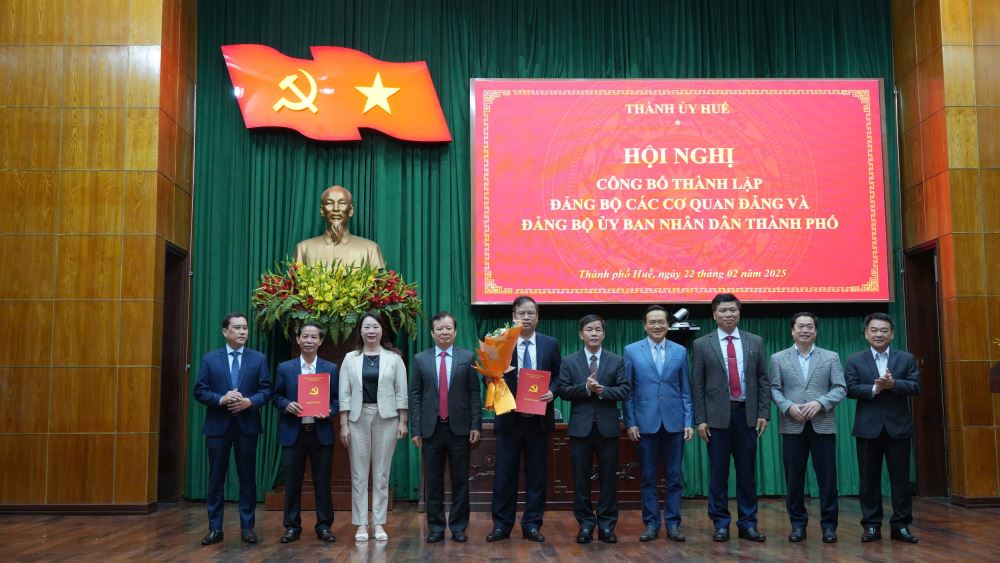 Ban Thường vụ Thành ủy Huế công bố Quyết định thành lập Đảng bộ các cơ quan Đảng nhiệm kỳ 2020 – 2025.