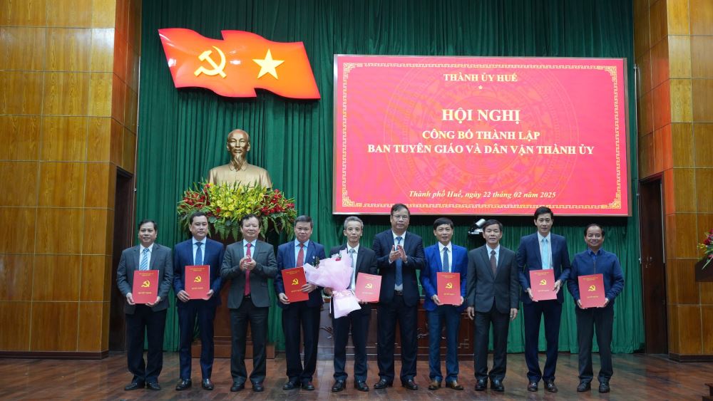 Ban Thường vụ Thành ủy Huế công bố Quyết định hợp nhất Ban Tuyên giáo và Ban Dân vận Thành ủy thành Ban Tuyên giáo và Dân vận Thành ủy Huế.