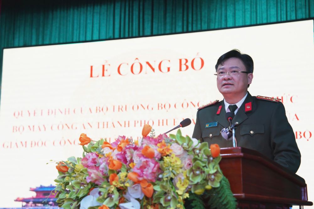 Đại tá Nguyễn Thanh Tuấn – UVBTV Thành ủy, Giám đốc Công an TP Huế phát biểu chỉ đạo tại buổi lễ. 