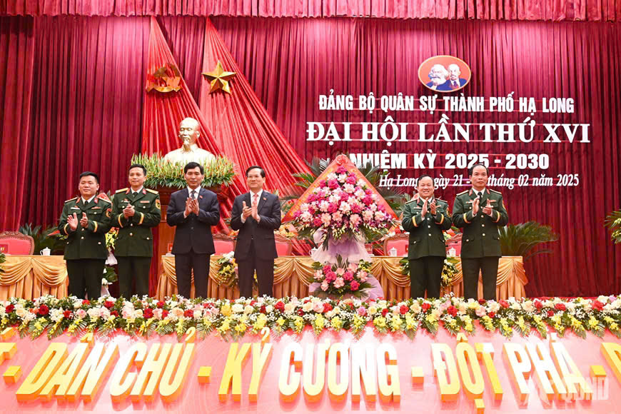 Đại tá Khúc Thành Dư, Ủy viên Ban Thường vụ Tỉnh ủy, Phó bí thư Đảng ủy Quân sự, Chỉ huy trưởng Bộ CHQS tỉnh; Đại tá Nguyễn Quang Hiến, Phó bí thư Thường trực Đảng ủy, Chính ủy Bộ CHQS tỉnh, tặng hoa chúc mừng Đại hội.
