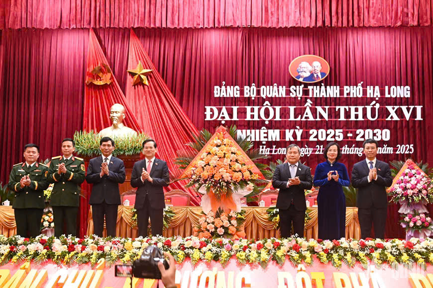 Ông Vũ Đại Thắng, Ủy viên Trung ương Đảng, Bí thư Tỉnh ủy, Bí thư Đảng ủy Quân sự tỉnh Quảng Ninh (thứ 3 từ phải sang), tặng hoa chúc mừng Đại hội.