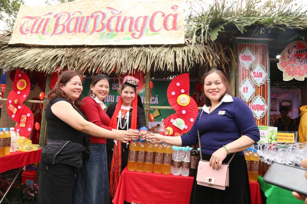 Rất nhiều các gian hàng trưng bày sản phẩm địa phương được người dân và du khách tham quan, mua sắm.