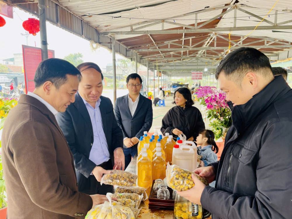 Tại các chợ hoa xuân đều bố trí thêm các gian hàng bày bán sản phẩm OCOP và các sản phẩm phục vụ Tết Nguyên đán