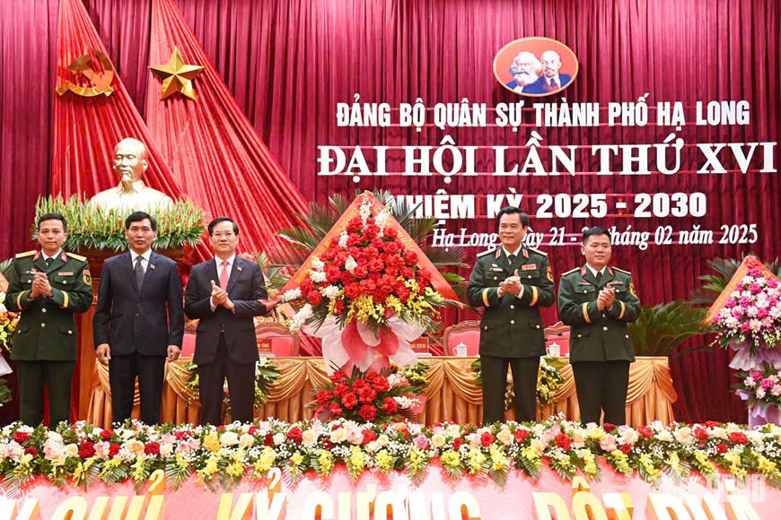 Trung tướng Nguyễn Quang Cường, Bí thư Đảng ủy, Chính ủy Quân khu 3 (thứ hai từ phải sang), tặng hoa chúc mừng Đại hội.