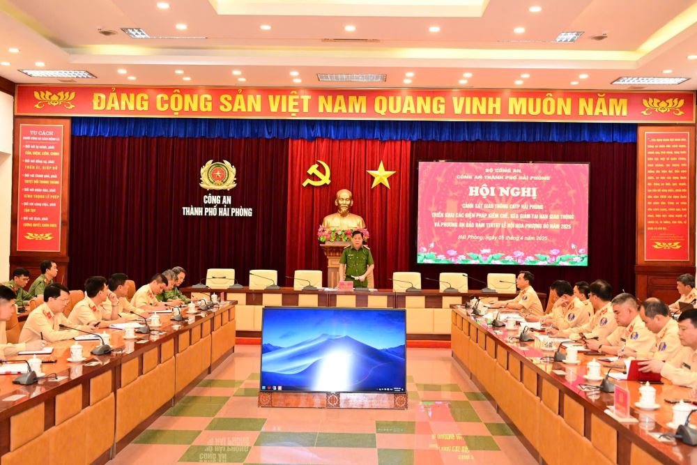 Đại tá Bùi Trung Thành, Phó Giám đốc Công an TP Hải Phòng chỉ đạo tại cuộc họp.