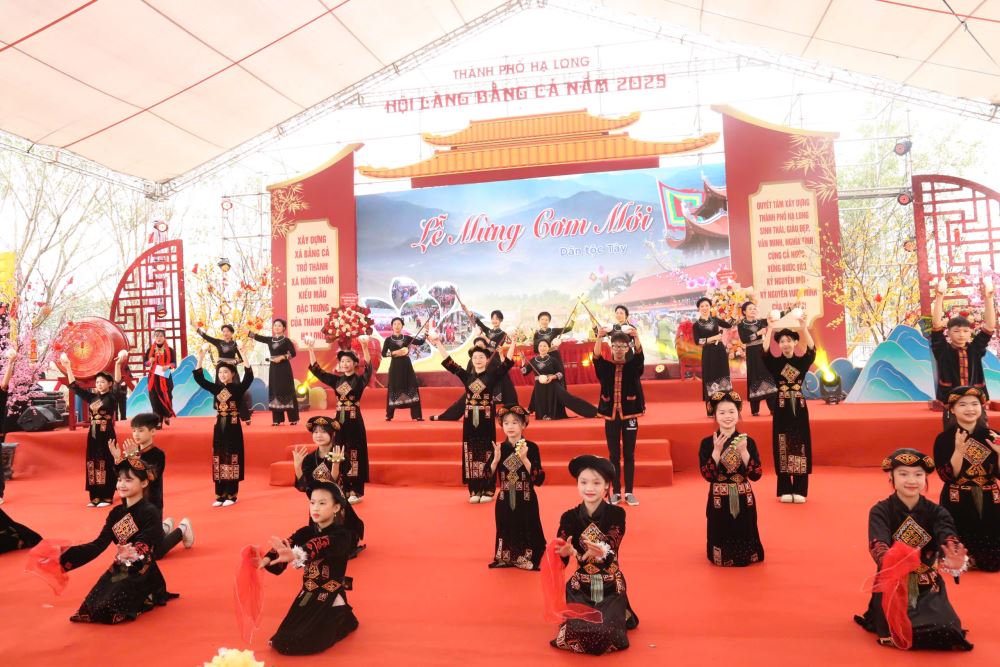 Các cô gái sinh đẹp múa mừng cơm mới.
