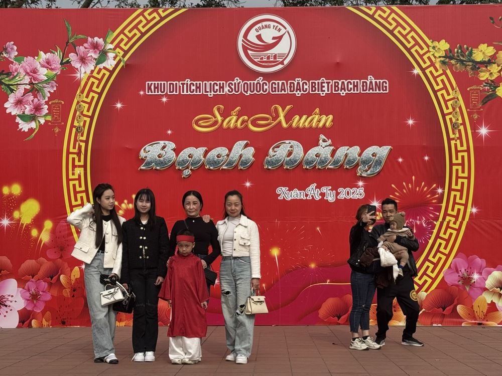 Đông đảo người dân và du khách trong dịp đầu năm mới về dâng hương tưởng nhớ.