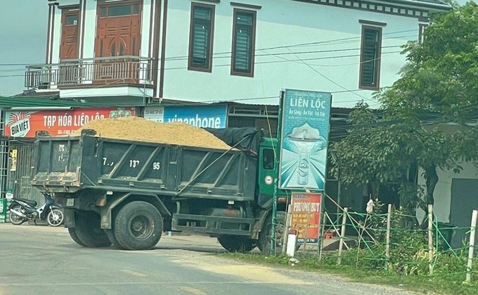 Công ty TNHH Tư vấn và xây dựng 68 Quảng Bình đã ngang nhiên cho máy móc ồ ạt khai thác cát vận chuyển đi bán.