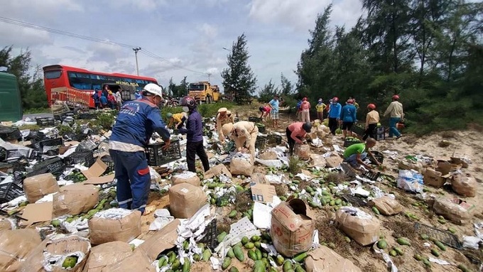 CSGT cùng người dân địa phương đã đến hỗ trợ, thu gom lại số hàng hóa giúp tài xế