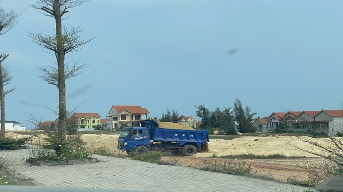 Hàng nghìn khối cát được vận chuyển ra khỏi khu vực quy định.