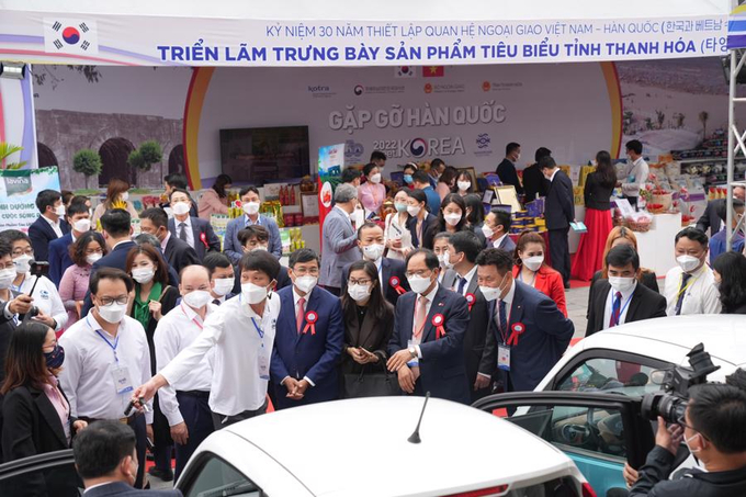 Đại biểu và các doanh nghiệp đi thăm quan khu vực trưng bày sản phẩm xe ô tô điện 2 chỗ ngồi mang thương hiệu CEVO