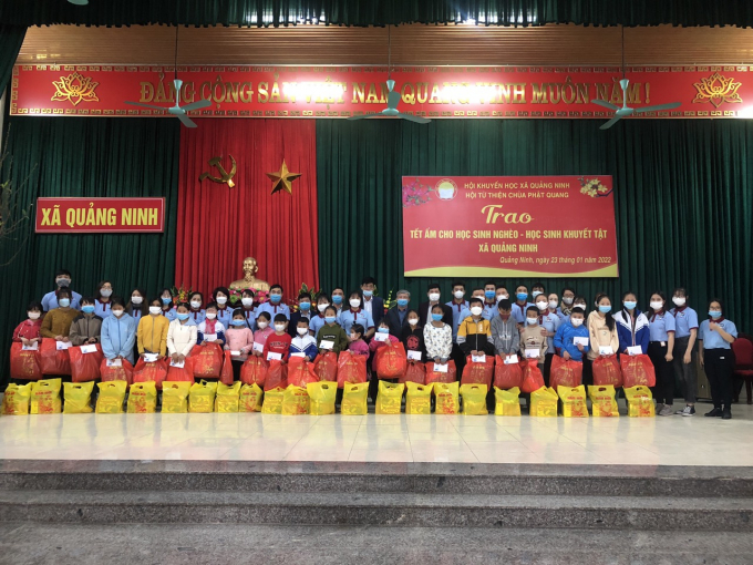 Các nhà hảo tâm chụp ảnh lưu niệm cùng các học sinh nghèo, học sinh khuyết tật