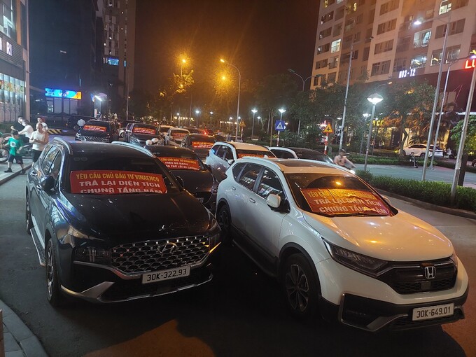 Các phương tiện buộc phải đậu tràn lan trên đường gây ùn tắc giao thông