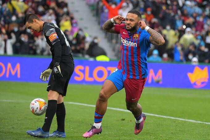 Depay giúp đại diện xứ Catalonia hoàn tất màn lội ngược dòng bằng bàn thắng trên chấm 11m | Ảnh: Barca Blaugranes