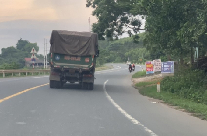 Những chiếc xe tải có dấu hiệu cơi nới thành, thùng, chở quá tải trọng thường xuyên lưu thông trên Quốc lộ 1A đoạn qua địa bàn huyện Hữu Lũng, tỉnh Lạng Sơn.
