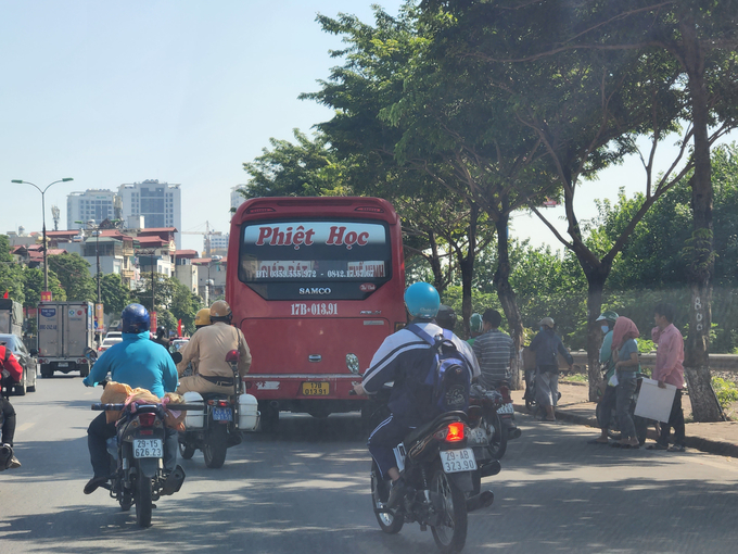 Tình trạng đón trả khách trái phép diễn ra ngang nhiên trên đường Giải Phóng, thậm chí trước mặt lực lượng CSGT.