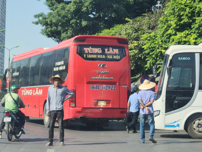 Cảnh ra vào của khách, nhân viên nhà xe, xe ra đỗ hàng chục phút ngay cổng để đợi khách.