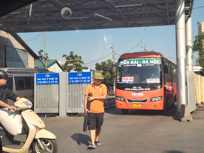 Việc dừng xe bắt khách ngay tay cổng ra của bến xe Giáp Bát
