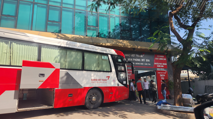 Xe khách Kumho Việt Thanh chạy vào đường cấm và lập 'bến cóc' tại phòng vé nằm cạnh cổng ra BX Mỹ Đình.