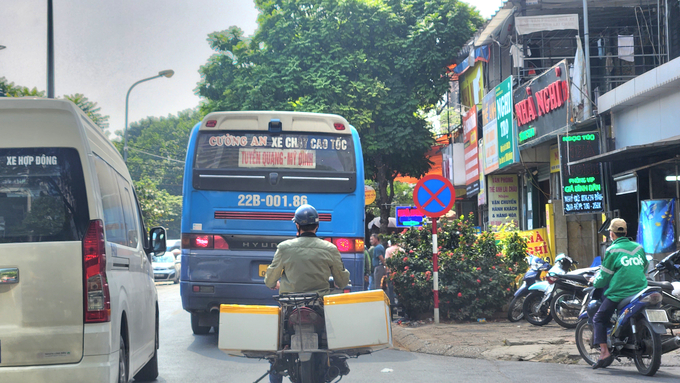 Hàng loạt xe khách liên tỉnh vô tư lấn chiếm hết làn đường để đón khách, bốc hàng tiềm ẩn nguy cơ cao xảy ra TNGT.