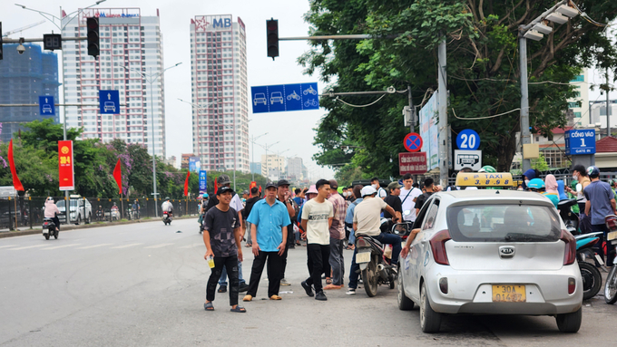 Hàng chục 'cò vé' tràn ra lòng đường Giải Phóng chèo kéo, bắt khách trước sự bất lực của lực lượng chức năng(!?).
