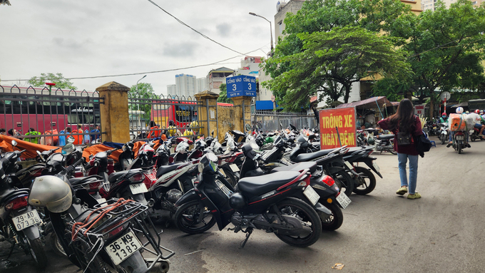 Hàng loạt điểm trông giữ phương tiện tự phát mọc lên quanh bến xe Giáp Bát.