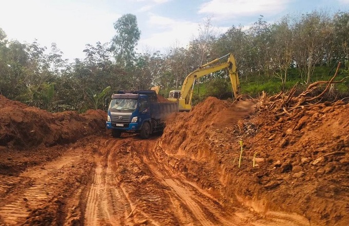 Máy  múc cỡ lớn hoạt động hết công suất khai thác đất trái phép