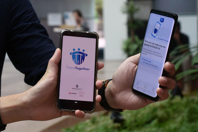 Du khách cần đăng ký thông tin trên ứng dụng TraceTogether | Ảnh: AFP