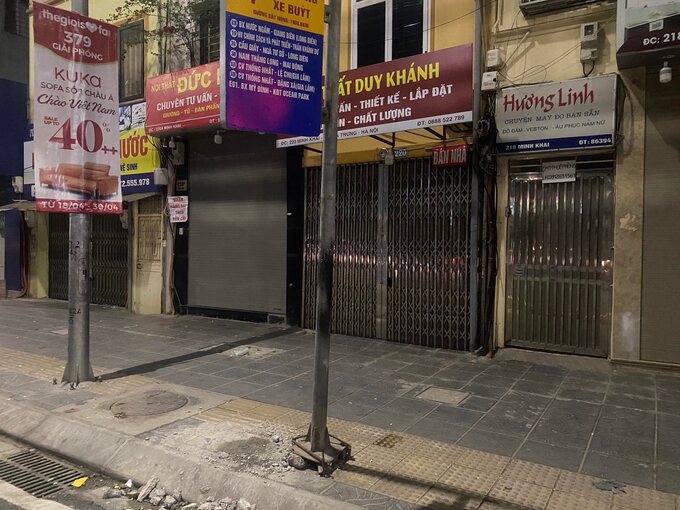 Cột biển báo đặt ở nhà 218 và 220 Minh Khai trước đó giờ đã được 'nhấc đi'