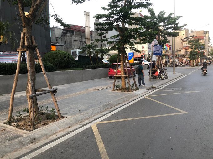Điểm buýt tại đọan chợ Mơ trên Phố Minh Khai